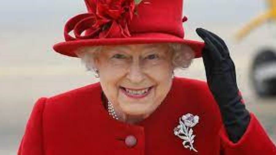 خلال اجتماع افتراضي جمعها مع عدد من السفراء... الملكة إليزابيث ترتدي حلية نادرة من الألماس والياقوت