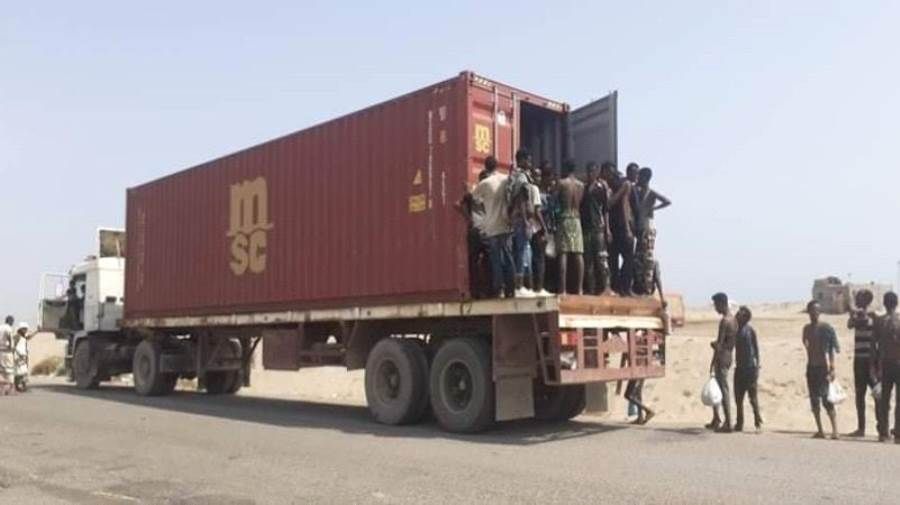 صور صادمة.. شاحنات كبيرة تنقل مهاجرين غير شرعيين لأطراف عدن