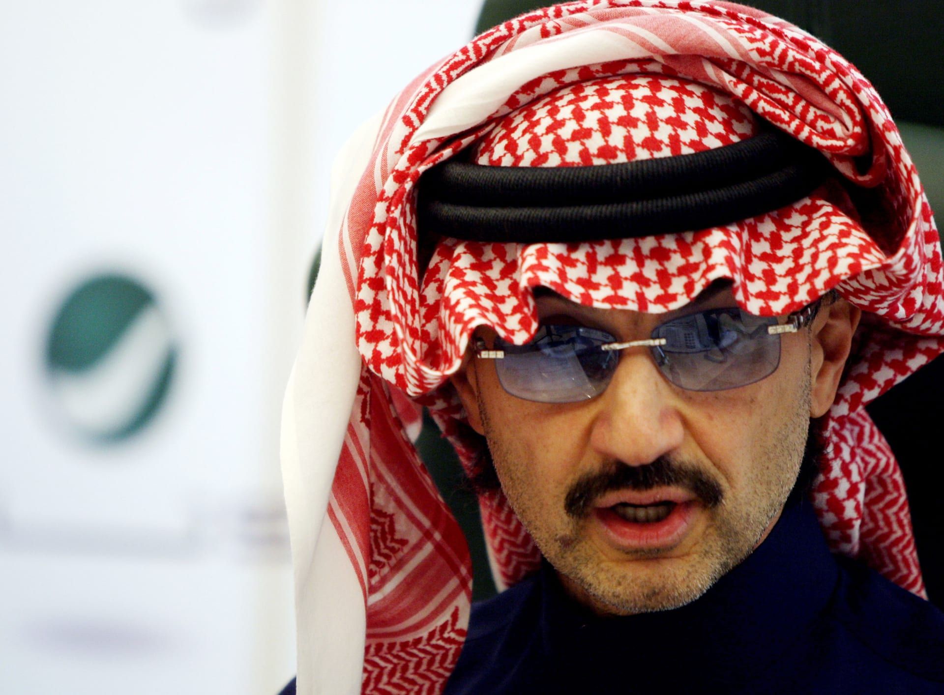 تراند اليوم .. لن تصدق .. من هي الزوجة الوحيدة التي انجب منها الملياردير السعودي الأمير "الوليد بن طلال"؟ ولماذا لم ينجب من غيرها؟ (التفاصيل والصور)