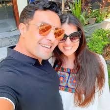 كلام في الفن : شاهد زوجة وائل شقيق النجمة ياسمين عبدالعزيز .. جمالها فاق جمال ياسمين ،، لن تصدق ان هذا الجمال موجود على الأرض.