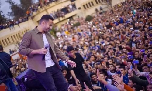 ما فعله ’’حمادة هلال‘‘ لحظات رفع أذان وصلاة المغرب وهو يغني على المسرح فجر غضباً واسعاً !! (شوف دلوقتي)