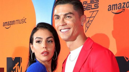 شوف دلوقتي.. عدسات المصورين تلتقط صورة فاضحة لـ اللاعب البرتغالي كريستيانو رونالدو وهو يقوم بهذا الفعل لصديقته جورجينا