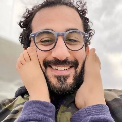 الممثل أحمد حلمي يفجر مفاجأة بعد مشاهدة زوجته منى زكي في (أصحاب ولا أعز)