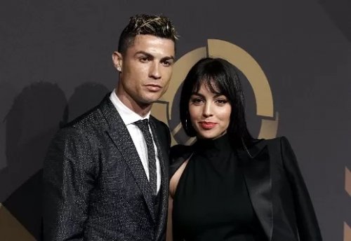 جورجينا صديقة رونالدو تكشف عن جسدها كاملاً مُكملاً بملابس شفافة أظهرت المستور وبشكل واضح للغاية !! (شوف دلوقتي)