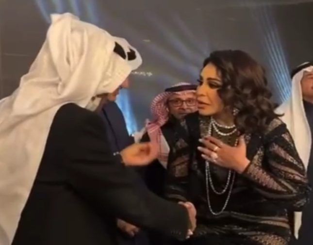 شاهد: “خالد عبد الرحمن يعاتب الفنانة أحلام” على موقف مر عليه 25 عامًا… والأخيرة: “والله اتصلت بس ما رديت علي” (فيديو)
