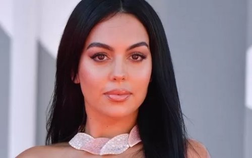 شاهد .. جورجينا صديقة كريستيانو رونالدو تظهر دون ملابس تماماً كما ولدتها أمها في أقوى مشهد فاضح ! (شوف دلوقتي)