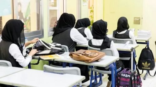 علامات القيامة تظهر بالسعودية.. كارثة لا تخطر على عقل طالبة قمة بالجمال تحمل من معلمتها .. والصدمة الكبرى كيف حدث ذلك !! (شوف دلوقتي)