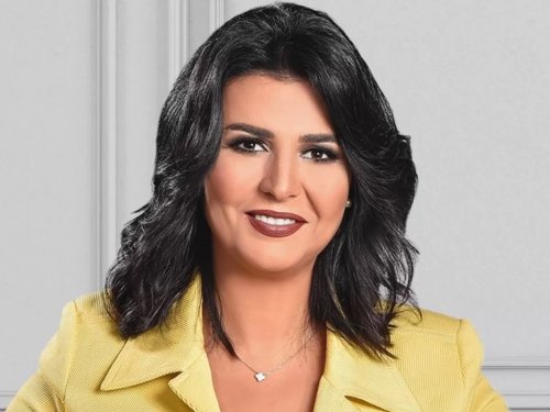 فنان شهير لم يستطع أن يتمالك نفسه أمام جمال ’’منى الشاذلي‘‘ فقبلها على الهواء مباشرة وأمام الملأ.. وردة فعلها لم يتوقعها أحد !! (صورة)