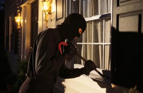 لص يقتحم منزل شابة أردنية حسناء وعندما وجدها نائمة لم يتحمل وهذا ما فعله بها و صدم الشرطة و كل المحققين !! (تفاصيل)