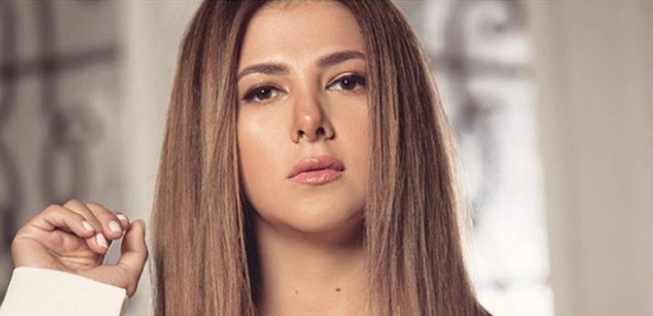  دنيا سميرغانم ..تكشف عن شيء صادم وجدته جوار قبر والدها الراحل سمير غانم اثار جنونها!