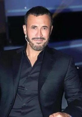 بعد أكثر من 20 سنة عزوبية.. كاظم الساهر يخطف أجمل نساء الكون هذه الافريقية الحسناء والمفأجاة في عمرها !