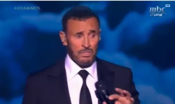 إطلاله ”مفزعة” للقيصر كاظم الساهر في اخر ظهور ...لن تصدقوا كيف جار عليه الزمن وغير ملاحمه.. والجميع يتسأل : (هل يعاني من مرض خطير؟!)