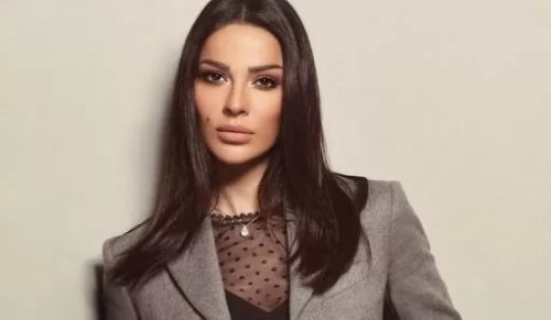 باعدت بين فخذيها وانكشف المستور .. نادين نجيم تصدم المتابعين بصور غير عن المعتاد تخطت الخطوط الحمراء بها !!شوف دلوقتي