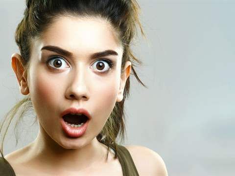 اتفرج – في حادثة اقرب للخيال ...شابة حسناء نسيت هاتفها في المنزل والكاميرا مفتوحة .. وعندما عادت لإحضارة كانت الصدمة التي اصابتها بالذهول..!