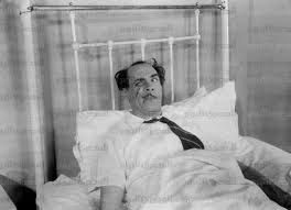 اتفرج – تفاصيل مؤلمة للغاية .. اشهر فنان في مصر مات كل أطفاله .. وأصيبت زوجته بالجنون .. واكتشف أن حبيبته تخونه و تعشق والده !