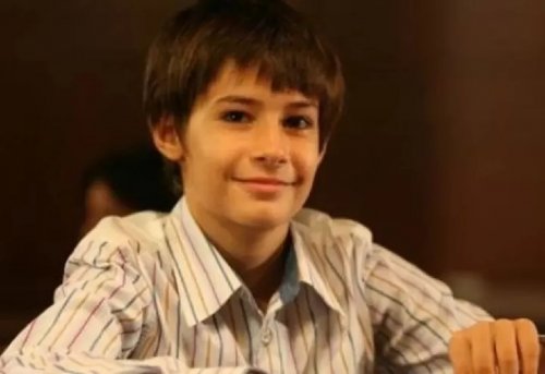 اتتذكرون الطفل الصغير شقيق نهال في مسلسل العشق الممنوع ؟؟ .. شاهدوا كيف أصبح اليوم شكله والذي صدم الجميع !! (صورة)