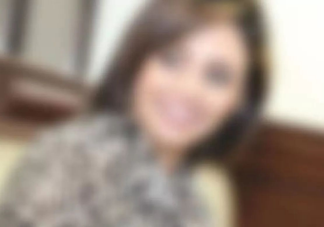 بدون ذرة حياء .. فنانة كويتية فائقة الجمال تتجرد من ملابسها وتظهر بدون سروال تحتي.. وجمهورها يتبرأ منها !!شوف دلوقتي