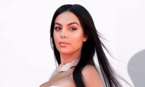 شاهد .. جورجينا حبيبه اللاعب كريستيانو تستعرض حملها وهي دون ملابس كاملاً مكملاً.. أنكشفت كل أجزاء جسدها للعلن !! (شوف دلوقتي)