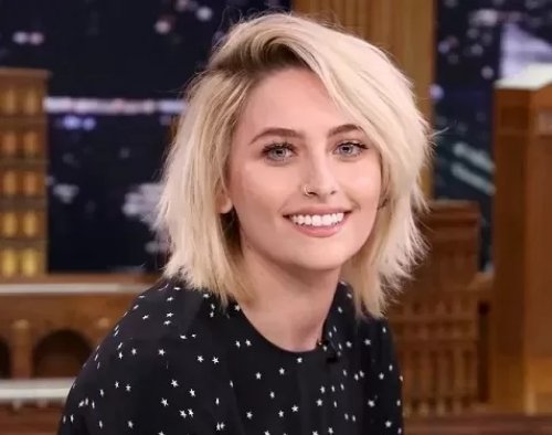 دون ملابس تغطي نصفها السفلي وكيوم ولدتها أمها.. ابنه مايكل جاكسون بظهور فاضح جدا وللكبار فقط !! (شوف دلوقتي)