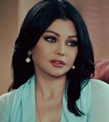 الفنانة اللبنانية هيفاء وهبي تصدم الجميع بوضعية جلوس فاضحة للغاية بعدما فتحت ساقيها .. شوف دلوقتي (صورة)