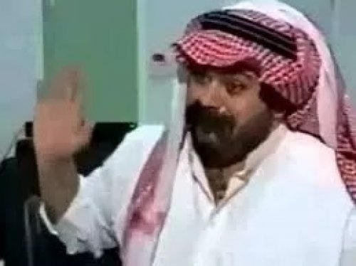 اتتذكرون بطل مسلسل (طاش ما طاش) العقيد اسعد عمر قلي؟ .. هكذا ظهر بعد ان غدر الزمان به واصبح يعمل في هذه المهنة الغريبة