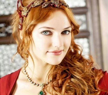 (شوف دلوقتي) بطلة حريم السلطان مريم أوزلي تتجرد من ملابسها وتستحم بالبانيو تغطي جسدها بفقاعات الصابون فقط !