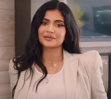 عارضة الازياء ؛؛كايلي جينر؛؛ تفقد عقلها وتظهر دون أن ترتدي أي ملابس داخلية و كما ولدتها أمها !!