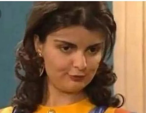 ظهور صادم للأنسة وردة بطلة مسلسل يوميات جميل وهناء .. بعد أن سحرت جيل التسعينات بجمالها الشديد شوف دلوقتي كيف اصبحت اليوم عجوز بشعر ابيض!.