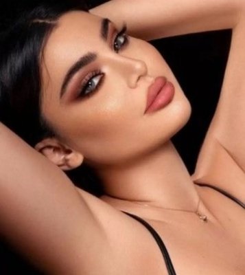 تعدت الخطوط الحمراء .. الفنانة اللبنانية( قمر ) ترضع طفلتها أمام الكاميرا وأنكشاف صدرها للجميع !!