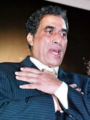 قبلة النجم الراحل أحمد الزكي الساخنة تقود فنانة شهيرة إلى الاعتزال فوراً بعدما سالت الدماء من شفتيها .. لن تصدق من تكون؟