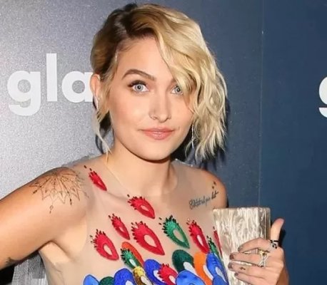 ابنة مايكل جاكسون تستعرض خلفيتها بصورة فاضحة جداً بعد أجرائها عملية تكبير !! (شوف دلوقتي)