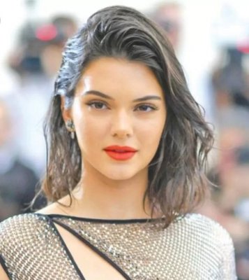 بشورت ضيق وقصير .. كيندال جينز تصدم الجميع وتظهر في أحضان حبيبها وبشكل فاضح!! (شوف دلوقتي)