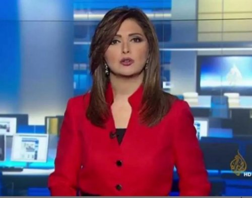 شوف دلوقتي: اجمل الجميلات قناة الجزيرة المذيعة إيمان عياد تنسى أنها على الهواء مباشرة .. وما فعلته مع زميلها فاجاء الجميع وأثار جنون المشاهدين (فيديو)