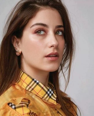 بطلة العشق الممنوع هازال كايا : تظهر في البحر دون ملابس تماما تستعرض جمال جسدها المثير كما خلقها الله ومتابعون عرب يفجرون التعليقات .. شوف دلوقتي