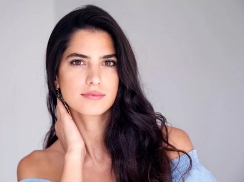 انزلاق فستان كارمن بصيبص بطلة مسلسل عروس بيروت أثناء التصوير ليظهر صدرها الطاغي بضوح امام الجميع لن تصدق حجمة !! (شوف دلوقتي)