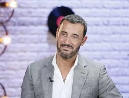 الفنان العراقي كاظم الساهر يصدم الكل ويظهر بوضعية حميمية وبين أحضانه حبيبته الجديدة فائقة الجمال !! (صورة)