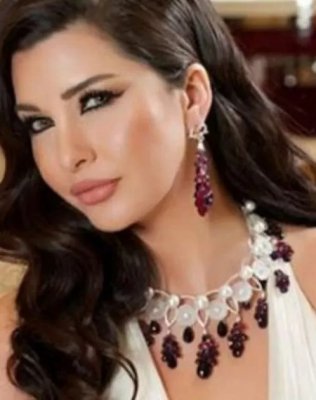 النجمة اللبنانية ’’لاميتا فرنجية‘‘ تستعرض نهديها بفستان فاضح للغاية أظهر منحنياتها من الخلف بشكل واضح ! (صورة)