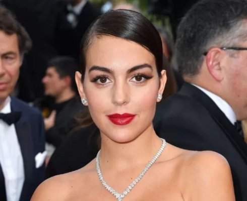 جورجينا حبيبة كريستيانو تتجاوز المحظور بإطلالة خادشة للحياء كشفت كل شيء للعلن ! (شوف دلوقتي)