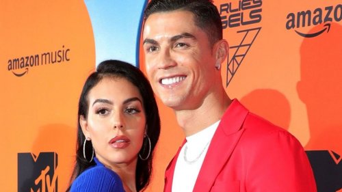 كريستيانو رونالدو يخون حبيبته جورجينا مع اجمل فنانة عربية شديدة الجمال.. والأخيرة تفضحة أمام الملأ !! (شوف دلوقتي)