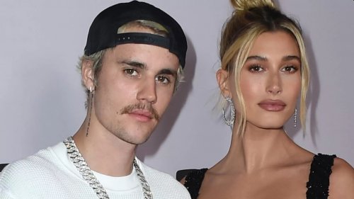 شوف دلوقتي زوجة النجم العالمي ’’جاستن بيبر‘‘ تقهر سيلينا غوميز وتظهر بإطلالة فاضحة للغاية .. دون ملابس كلياً !!