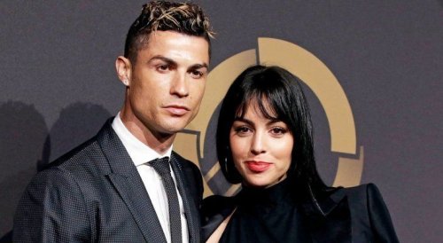 شاهد .. إغراء قاتل : جورجينا من على السرير تكشف جسدها كاملاً بالبيبي دول الفاضح وتتهيا لليلة حمراء ومعلقين (انها ليلة رونالدو)... شوف دلوقتي