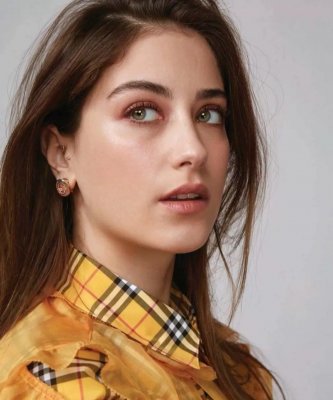 بطلة العشق الممنوع هازال كايا : تطل من البحر دون ملابس تماما تستعرض جمال جسدها المثير كما خلقها الله ومتابعون عرب يفجرون التعليقات الخادشة .. شوف دلوقتي