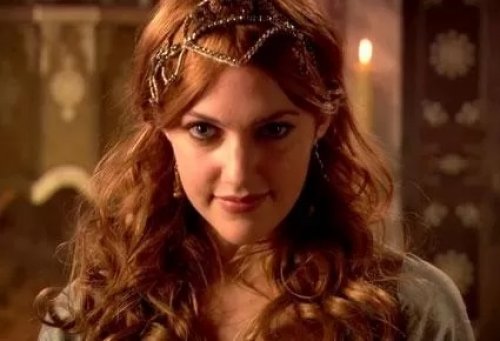 بطلة مسلسل ’’حريم السلطان‘‘ تستعرض أفخاذها وجسدها بوضعيات مثيرة أثارت الجدل .. (شوف دلوقتي)