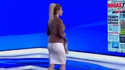 مذيعة جزائرية خرافية ألجمال نسيت أنها على الهواء في البث المباشر وما فعلته دون خجل او حياء فجر غضب كل الجزائريين !! (فيديو)