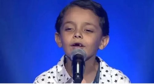 امازلتم تتذكرون الطفل المصري (أحمد السيسي) نجم ذا فويس كيدز و الذي أذهل نانسي عجرم؟.. شاهدو كيف تغير شكلة بعد مرور 5 أعوام وكيف سلب عقول الفتيات بوسامتة !!