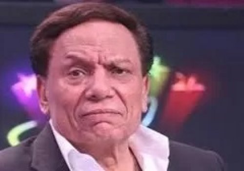 كالمراهقين الزعيم عادل إمام يفقد عقلة ويغازل فتاة في عزاء والدة الإعلامي وائل الإبراشي دون حياء .. شوف دلوقتي ردة فعلها الصادمة الذي ادهشت الجميع!