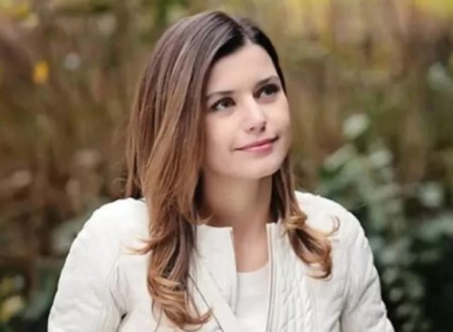 نجمة مسلسل العشق الممنوع الحسناء تظهر بفستان شفاف بالكامل أظهر جسدها وكأنها لم ترتدي شيء !! (شوف دلوقتي)