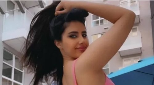 مودل ’’آش العتيبي‘‘ تفقد عقلها وتفتح فخذيها بكل جراءة لينكشف كل شي بكل جرأة !!