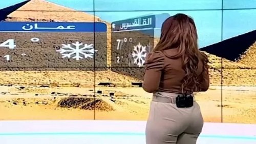 مذيعة عربية ساحرة الجمال لم يخبروها أن البث المباشر قد بدأ وما فعلته دون أن تعلم صدم الكل ولم يتوقعة أحد !! (فيديو)