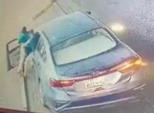 شوف دلوقتي: حادثة مؤلمة للغاية في الكويت .. اختطف فتاة جميلة بسيارته وخدرها وعندما أراد الاعتداء عليها أصيب بصدمة جعلته يفقد عقله .. مشاهد مخيفة !